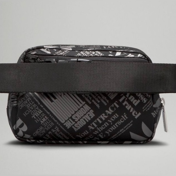 🍋Lululemon Everywhere Belt Bag, *Manifesto Print, NWT - Picture 3 of 11